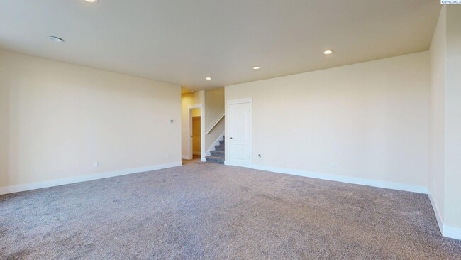 Building Photo - 4 bed, 4 bath home in Kennewick