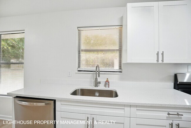 Building Photo - Stunning, Fully Renovated 4 Bed/2 bath Home!