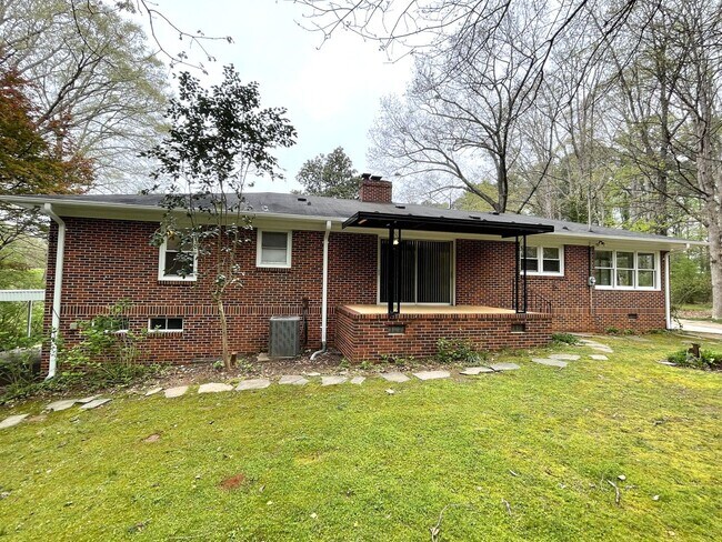 Building Photo - 1605 Cherokee Rd