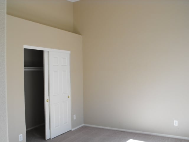 Building Photo - Spacious Henderson townhouse featuring   3 bedrooms PLUS 2 car garage.