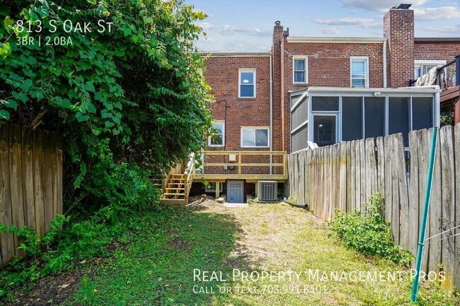 Building Photo - 813 S Oak St