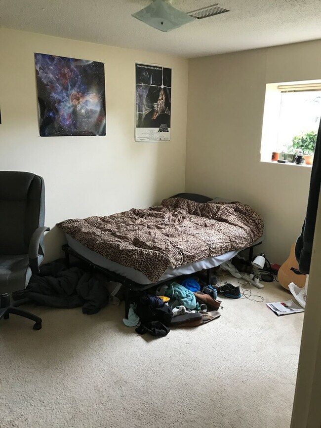 Building Photo - *DEPOSIT PENDING* 4 Bedroom 3 Bathroom House w/ Enclosed Yard!