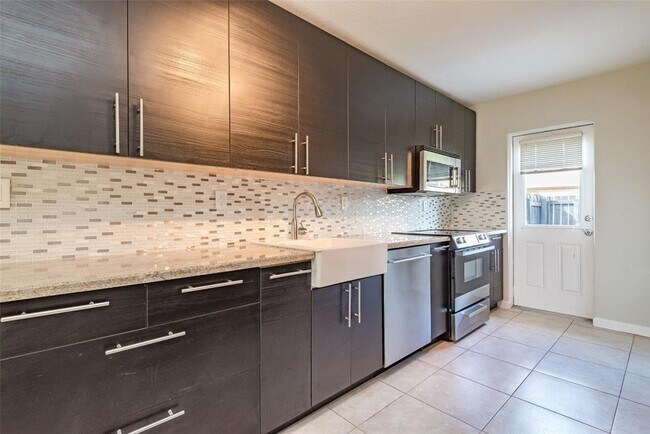 Building Photo - 101 SW 2nd Ave