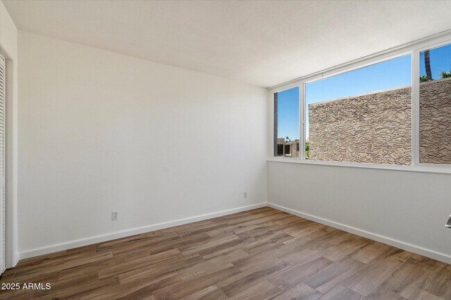 Building Photo - 7401 N Scottsdale Rd