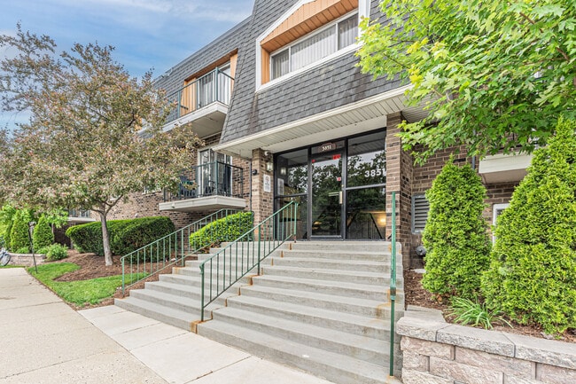 Building Photo - 3851 N Parkway Dr