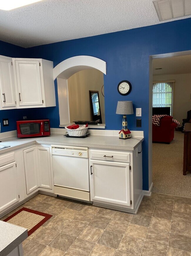 Building Photo - 2 bedroom 1.5 bath Condo