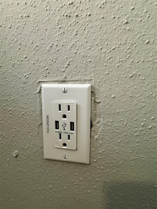 Building Photo - 4041 Drake St