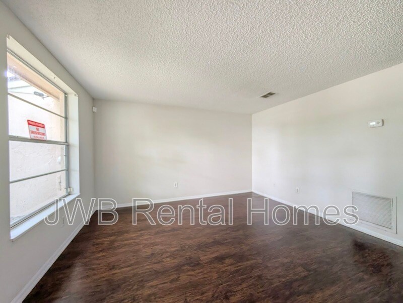 Building Photo - 2630B Gifford Ave