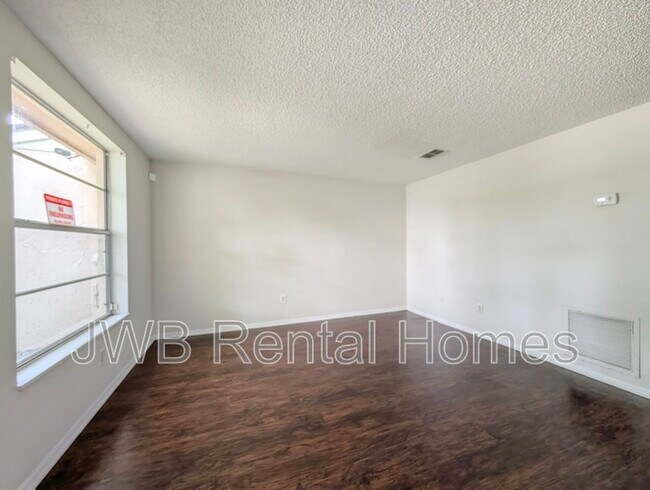 Building Photo - 2630B Gifford Ave