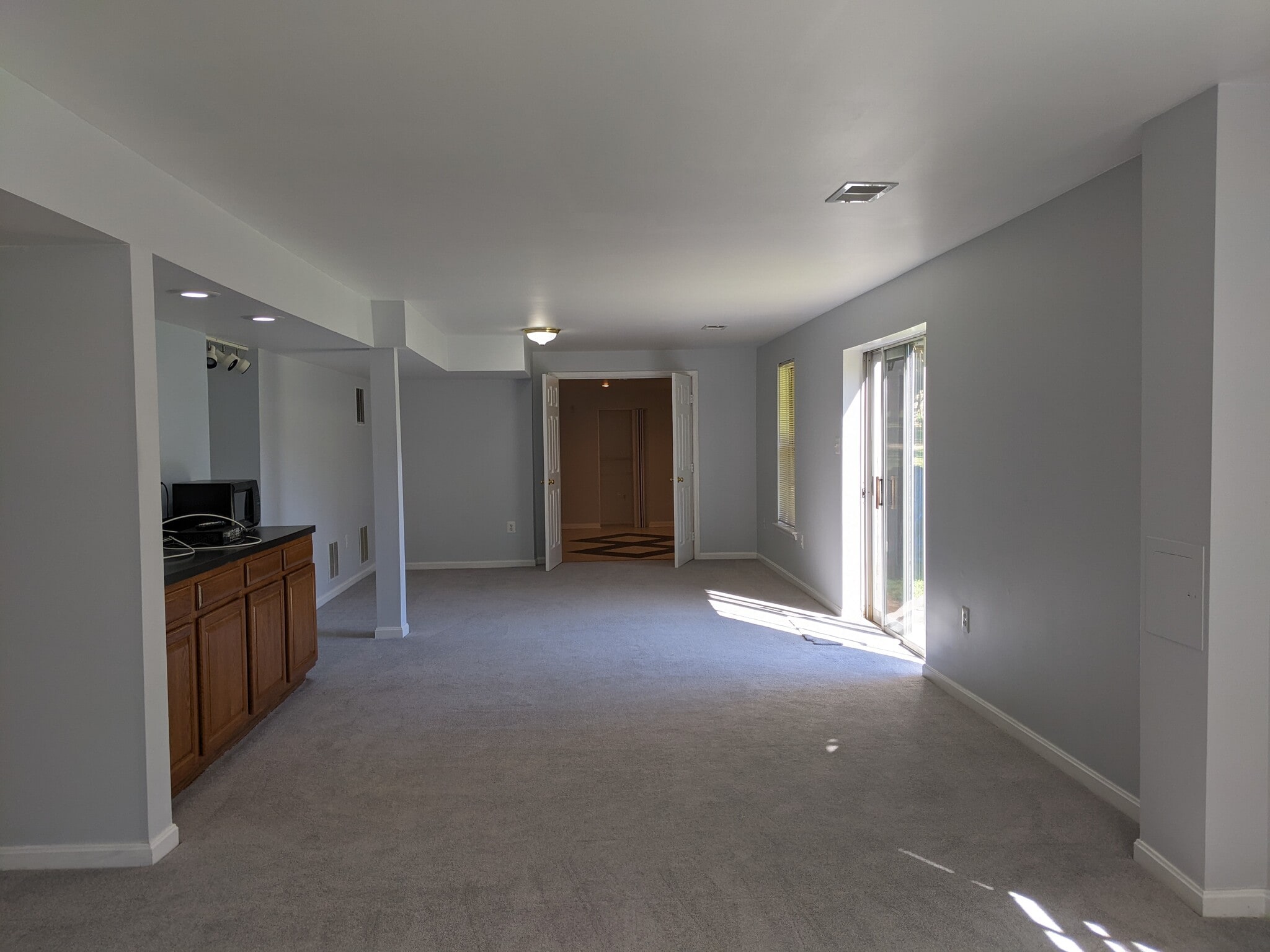 Main living area & wet bar - 3985 Pearlberry Ct