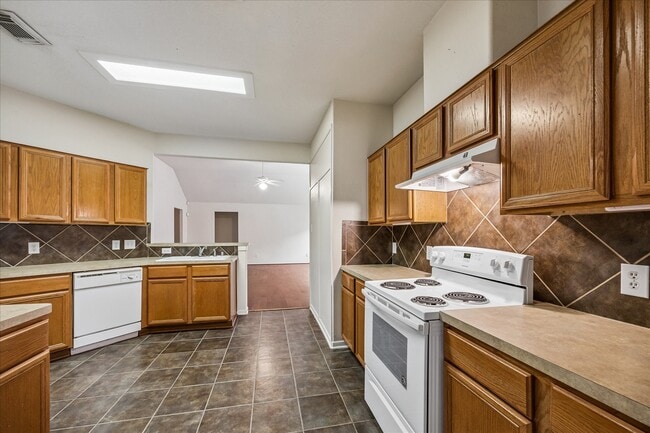 Building Photo - 15519 Hickory Dale St