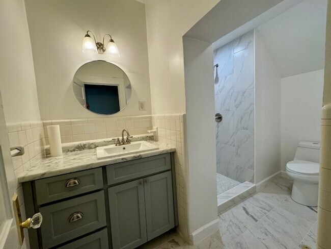 Building Photo - THREE BEDROOM, TWO BATH