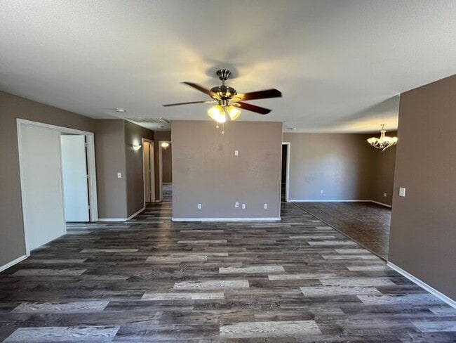 Building Photo - READY TO VIEW NOW! Spacious 3 Bed 2 Bath H...