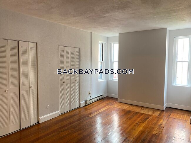 Building Photo - 301 Marlborough St