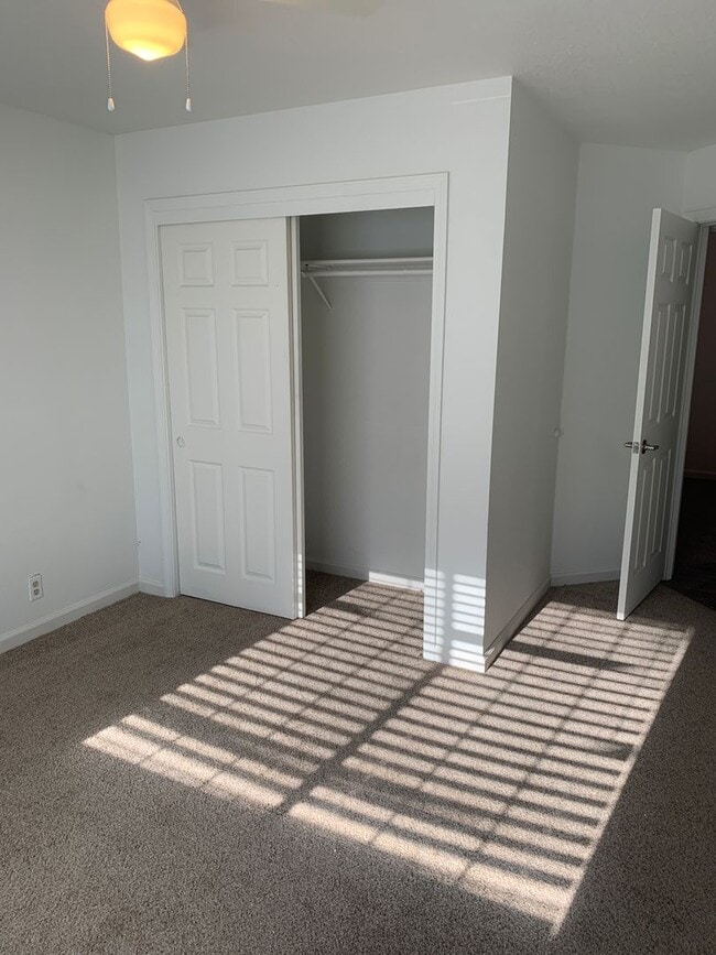 Building Photo - Recently-remodeled 3 bed 2 bath