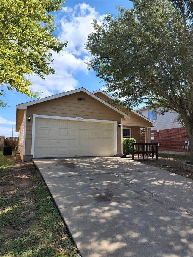 Primary Photo - 18016 Honey Locust Ln