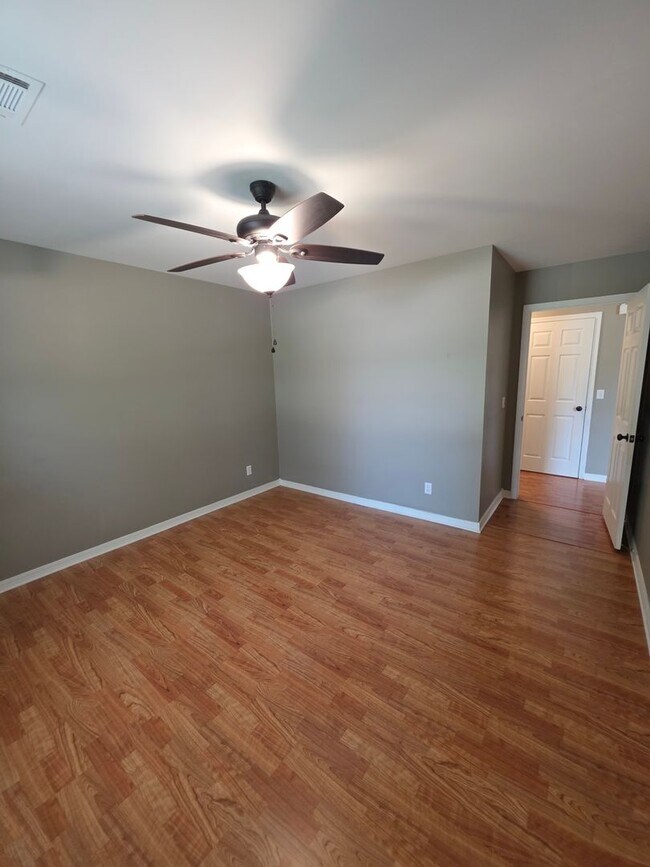 Building Photo - 707 S Waco Ave