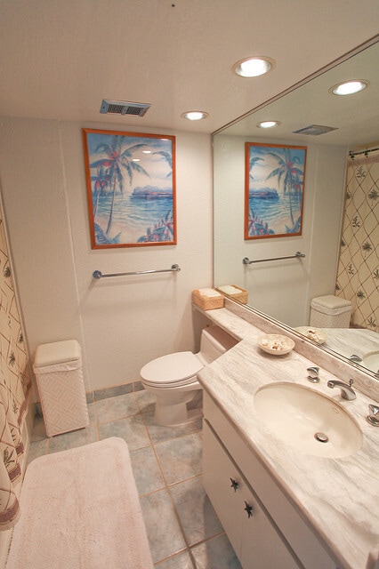 Building Photo - BEACH FRONT 2/2/1pkg, furnished condo on W...