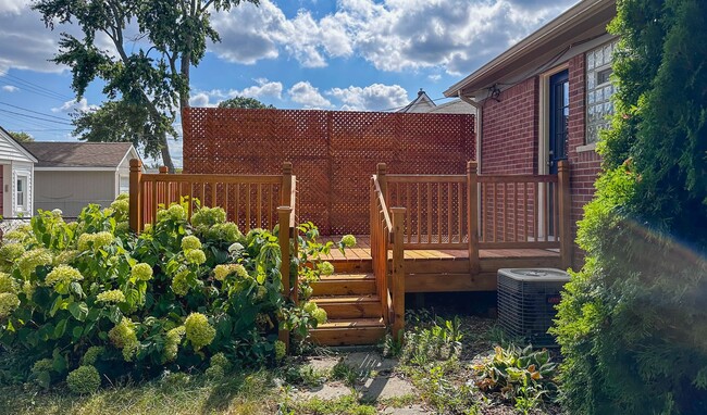 Building Photo - Attractive Ranch Home