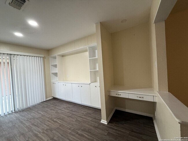 Building Photo - 10104 Ironside Dr