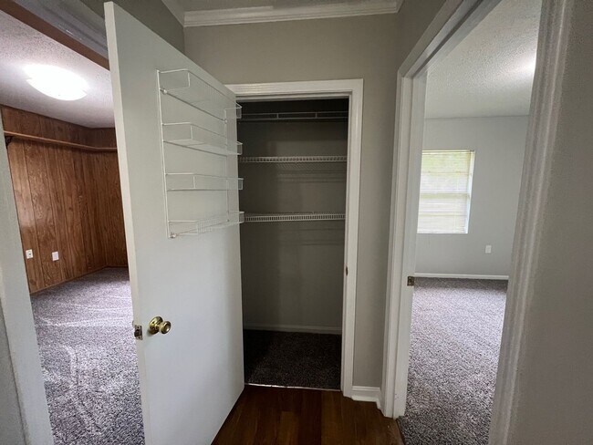 Building Photo - 3 bedroom 1 bathroom in Northport