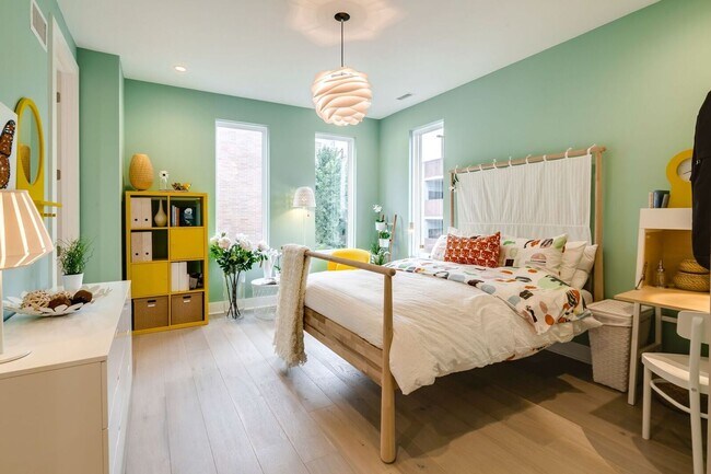 Building Photo - Old City Townhome with Parking
