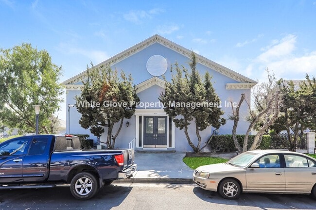 Building Photo - 2 Bedroom Fullerton Townhome
