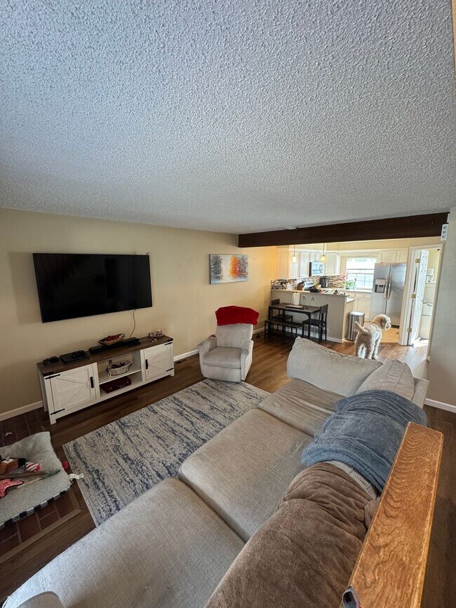 Building Photo - Three Bedroom Townhome with Pool