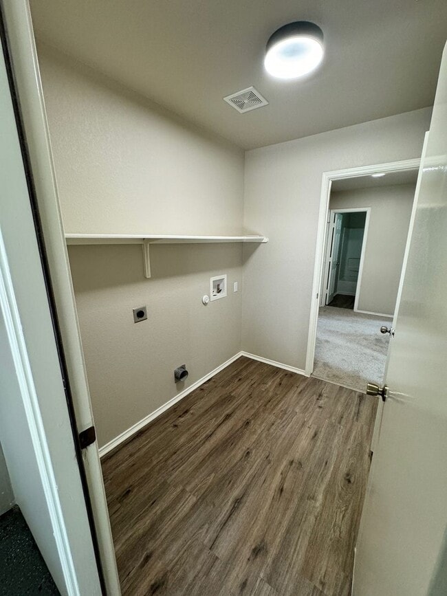 Building Photo - Ready For Move In! A Must See Modern & Spa...