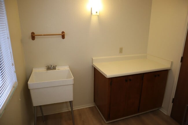 Building Photo - Livable, Lovable, & Avaiable!