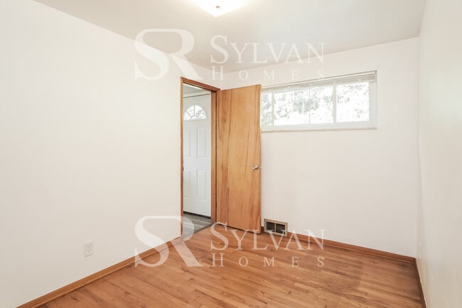 Building Photo - Cute, cozy and comfortable