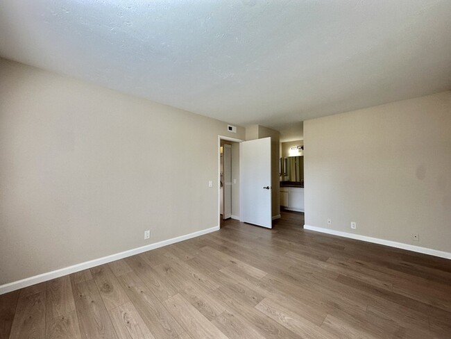 Building Photo - Newly Remodeled 2 Bedroom 2 Bath Near UTC ...