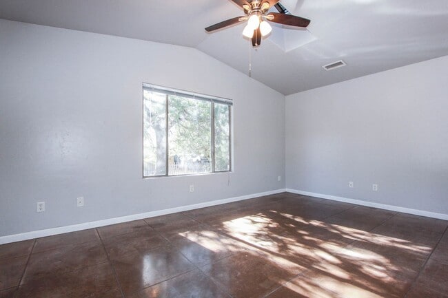 Building Photo - 202 Robinson Dr