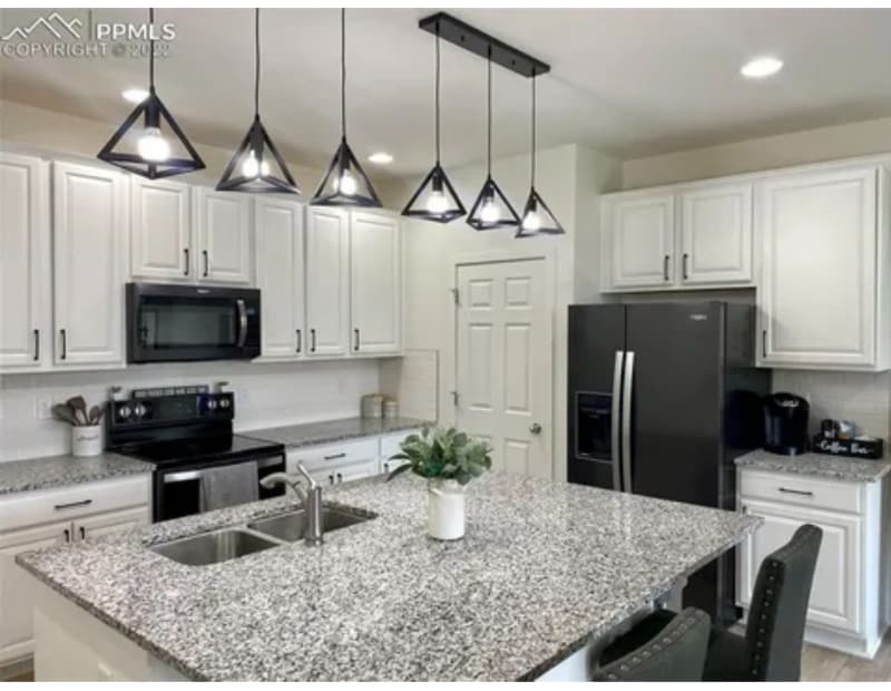 Building Photo - 6456 Glencullen View