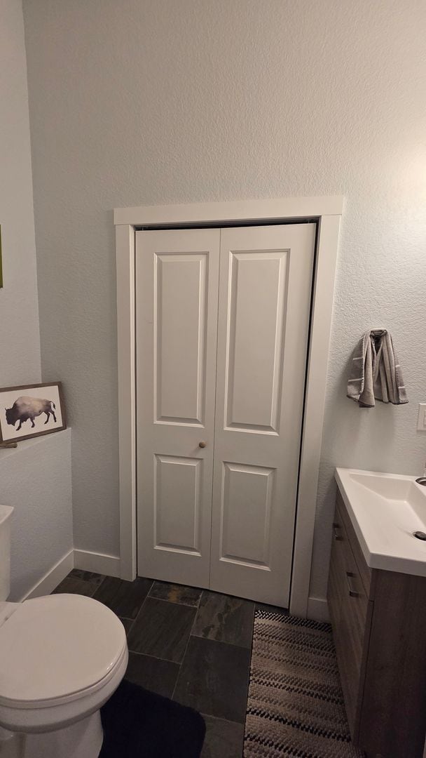 Building Photo - Modern 4 Bedroom 5 Bath Townhome - With Lots of Natural Light and Great Views!