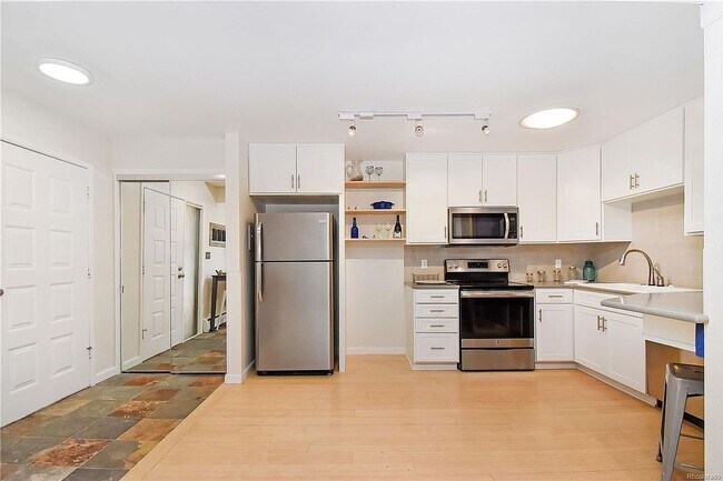 Building Photo - HIGHLY DESIRABLE West Pearl 2 Bed 1 Bath Top Floor Condo-Available August 5th!