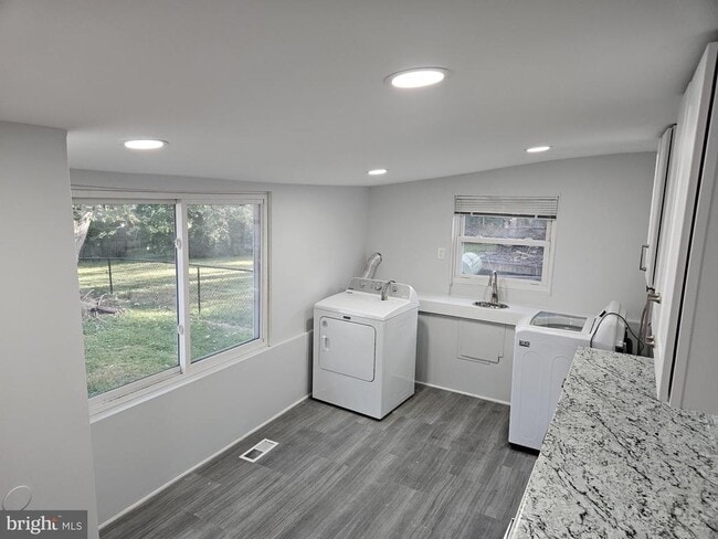 Building Photo - 319 Dean Dr