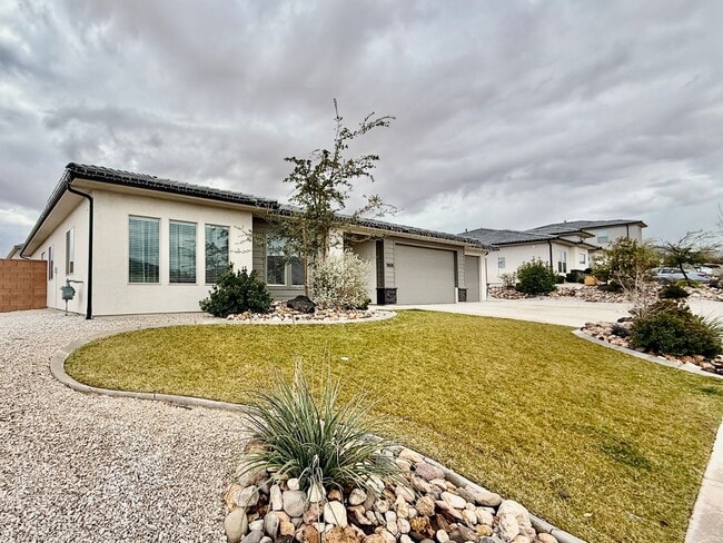 Building Photo - Lovely Pet Friendly 3-BR + Office in Sage Canyon