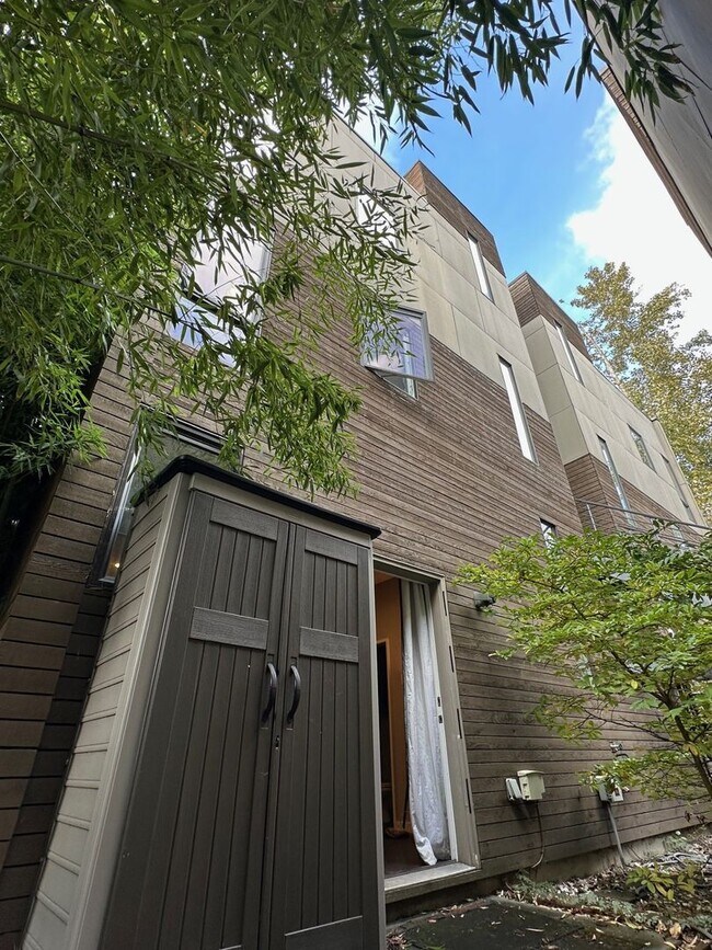 Building Photo - Beacon Hill Townhouse