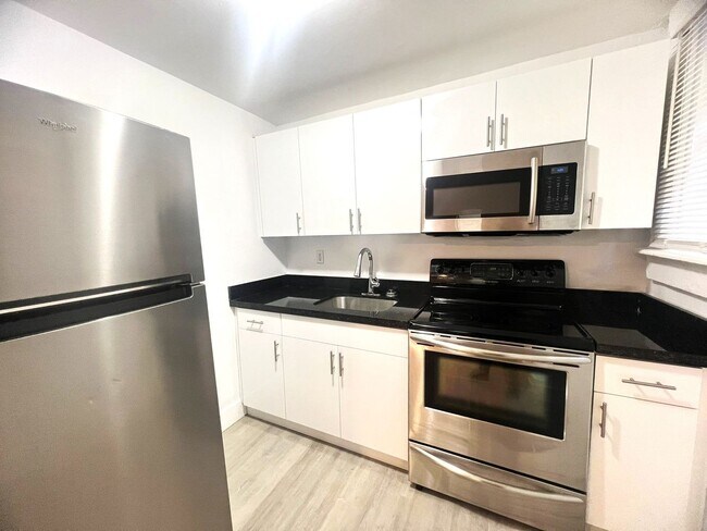 Building Photo - 1 Bedroom Across from Flamingo Park - Minu...
