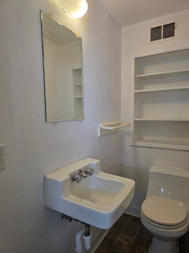 Building Photo - Cozy home in BG