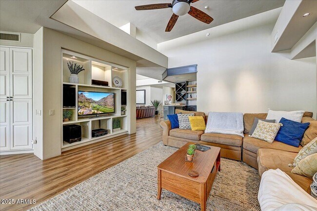 Building Photo - 10687 E Fernwood Ln