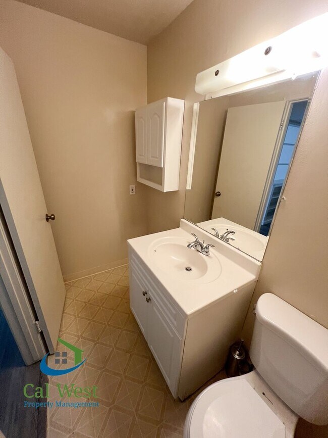 Building Photo - $2895 -  Downstairs 2 Bed 1.5 Bath-Updated Kitchen near Westgate Center