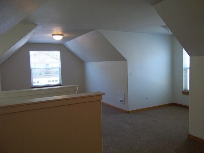 Building Photo - 449-1760 NE Lotus