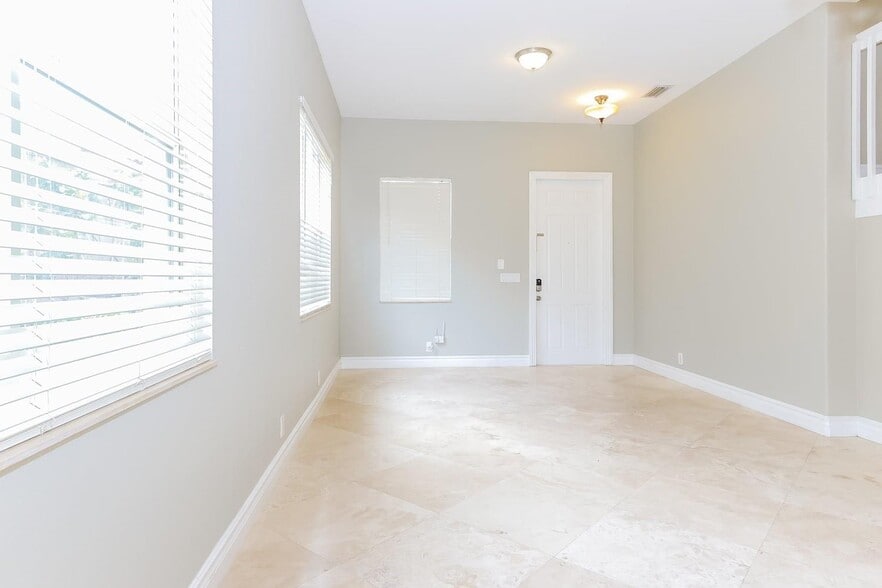 Building Photo - 1073 Grove Park Cir