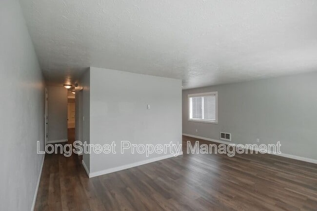 Building Photo - 208 SE 5th Ave