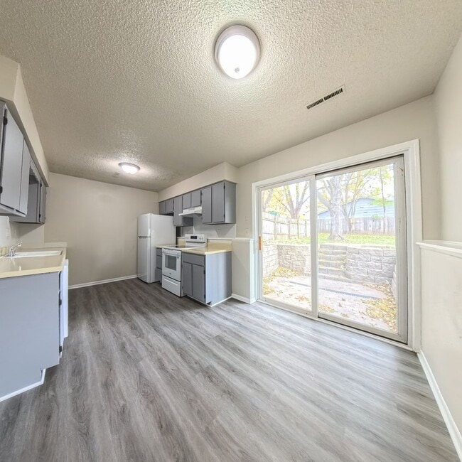 Building Photo - 3 Bedroom 1 Bath Duplex