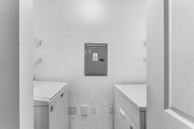 Building Photo - 10106 Myrtlewood Cir W