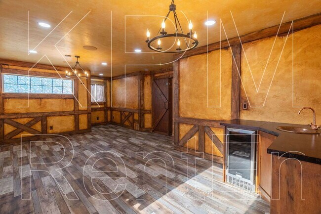 Building Photo - 6221 Crestview Cir