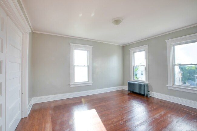 Building Photo - 325 Chestnut St